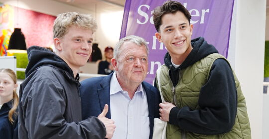 Lars-Loekke-med-HHX-elever-rotated-aspect-ratio-540-280